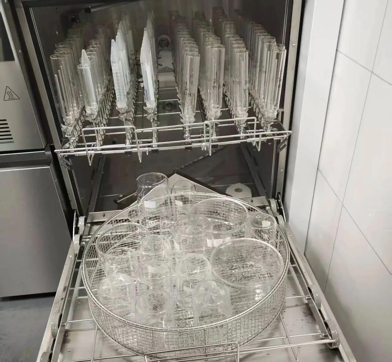 Why Traditional Manual Glassware Cleaning Is Challenging For many laboratories, manual cleaning remains a common method. Researchers often need to repeatedly brush, rinse, and dry different types of glassware after experiments. However, manual cleaning has several limitations: 1. Cleaning Efficiency Is Low Laboratory glassware comes in various shapes and sizes, including: Beakers Test tubes Volumetric flasks Pipettes Centrifuge tubes Erlenmeyer flasks Different vessels require different cleaning methods. When relying on manual washing, researchers need to spend significant time handling repetitive cleaning tasks, which reduces overall laboratory productivity. For laboratories with large numbers of samples and frequent experiments, manual cleaning can become a considerable workload. 2. Cleaning Results Depend on Operator Experience Manual cleaning quality is often affected by human factors. Differences in brushing strength, rinsing time, and operating habits may lead to inconsistent results. Some potential problems include: Insufficient rinsing Uneven cleaning force Invisible reagent residues Acid or alkaline contamination Dust contamination during natural drying Although some residues cannot be observed visually, trace amounts of chemicals or impurities may still remain on the inner surface of glassware. Why Traditional Manual Glassware Cleaning Is Challenging For many laboratories, manual cleaning remains a common method. Researchers often need to repeatedly brush, rinse, and dry different types of glassware after experiments. However, manual cleaning has several limitations: 1. Cleaning Efficiency Is Low Laboratory glassware comes in various shapes and sizes, including: Beakers Test tubes Volumetric flasks Pipettes Centrifuge tubes Erlenmeyer flasks Different vessels require different cleaning methods. When relying on manual washing, researchers need to spend significant time handling repetitive cleaning tasks, which reduces overall laboratory productivity. For laboratories with large numbers of samples and frequent experiments, manual cleaning can become a considerable workload. 2. Cleaning Results Depend on Operator Experience Manual cleaning quality is often affected by human factors. Differences in brushing strength, rinsing time, and operating habits may lead to inconsistent results. Some potential problems include: Insufficient rinsing Uneven cleaning force Invisible reagent residues Acid or alkaline contamination Dust contamination during natural drying Although some residues cannot be observed visually, trace amounts of chemicals or impurities may still remain on the inner surface of glassware.